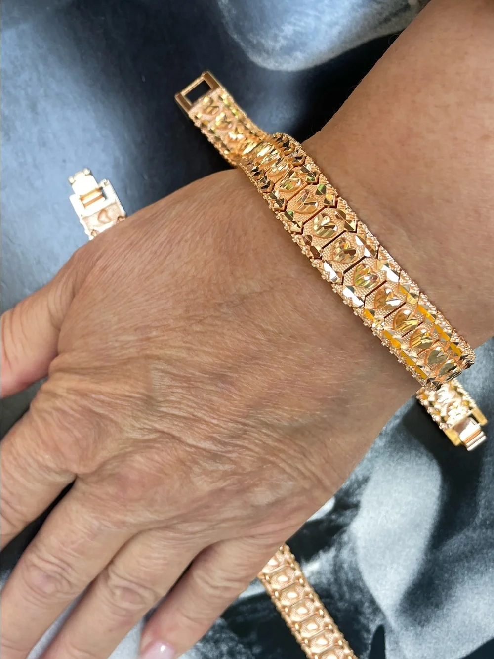 Elegant Gold-Tone Textured Link Bracelet for Women Man